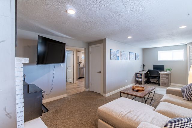 2226 E CASTLE HILL AVE, Cottonwood Heights, UT 84121