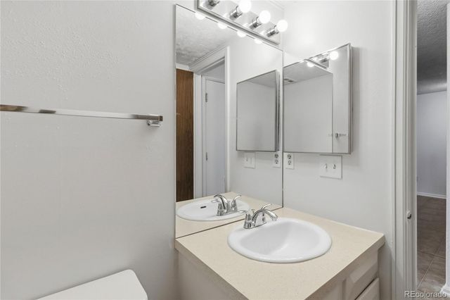 3040 S Macon Circle, Aurora, CO 80014