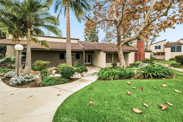 1422 Cabrillo Park B, Santa Ana, CA 92701