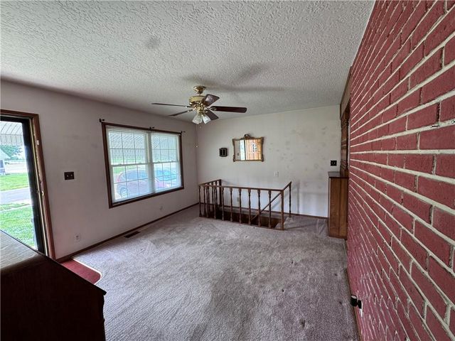 1313 N Cedar Crest Drive, Independence, MO 64056