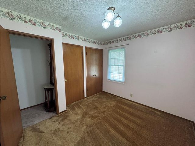 1313 N Cedar Crest Drive, Independence, MO 64056