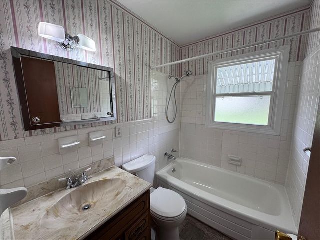 1313 N Cedar Crest Drive, Independence, MO 64056