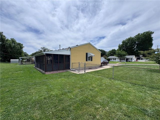 1313 N Cedar Crest Drive, Independence, MO 64056