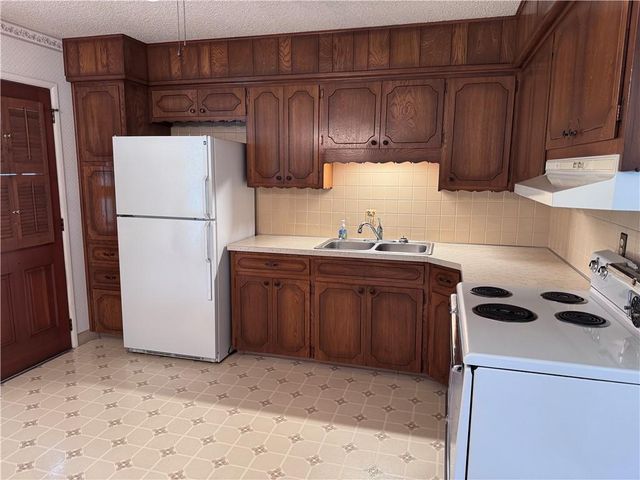 1313 N Cedar Crest Drive, Independence, MO 64056