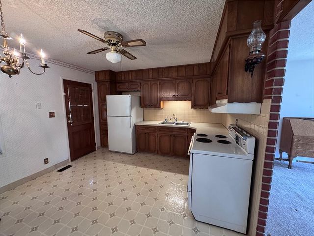 1313 N Cedar Crest Drive, Independence, MO 64056