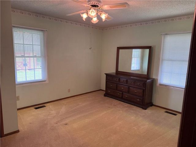 1313 N Cedar Crest Drive, Independence, MO 64056