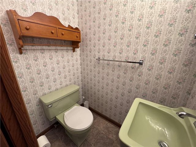 1313 N Cedar Crest Drive, Independence, MO 64056
