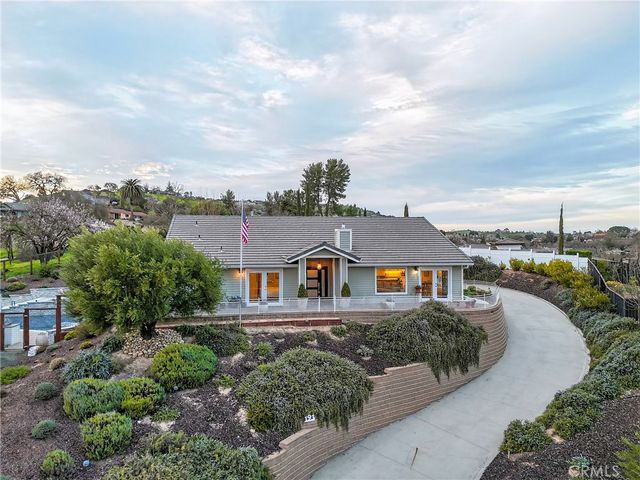 193 Blossom Court, Paso Robles, CA 93446