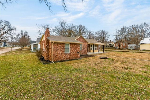 309 W Piankishaw Street, Paola, KS 66071