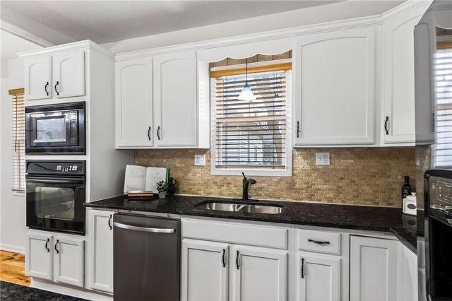 309 W Piankishaw Street, Paola, KS 66071