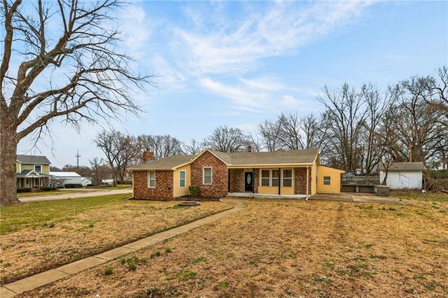 309 W Piankishaw Street, Paola, KS 66071