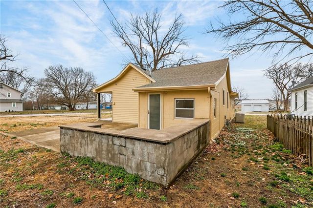 309 W Piankishaw Street, Paola, KS 66071