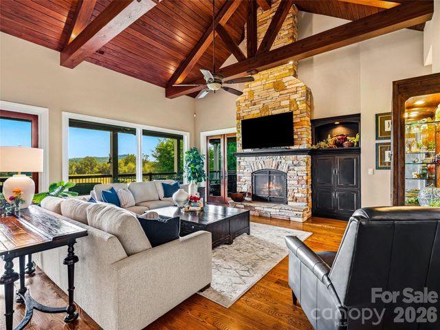 280 Walnut Hollow Road, Brevard, NC 28712