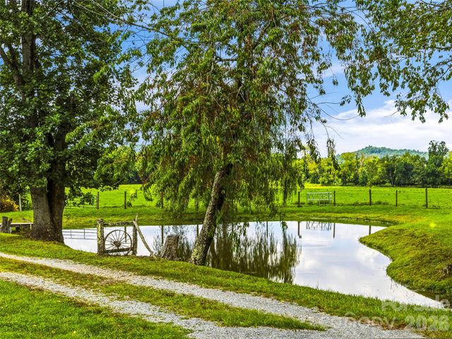 280 Walnut Hollow Road, Brevard, NC 28712
