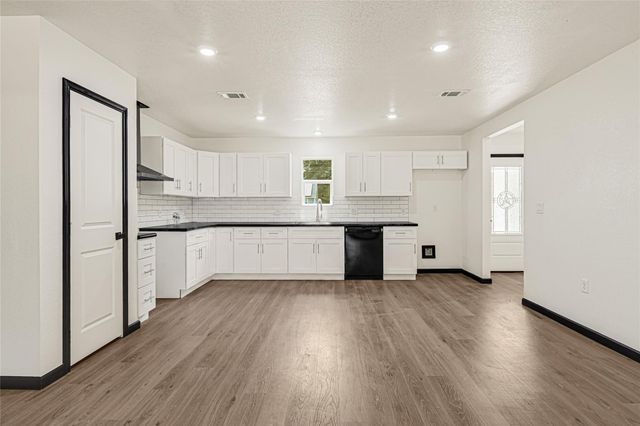 2896 Road 5018, Cleveland, TX 77327