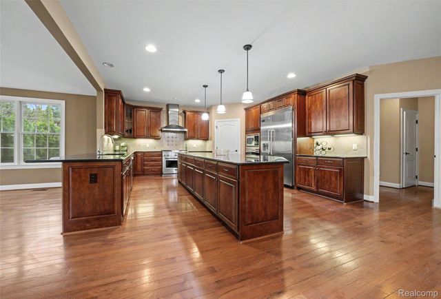 7286 Brentwood Court, Superior Charter Township, MI 48198