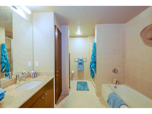 1930 S RIVER Dr W704, Portland, OR 97201