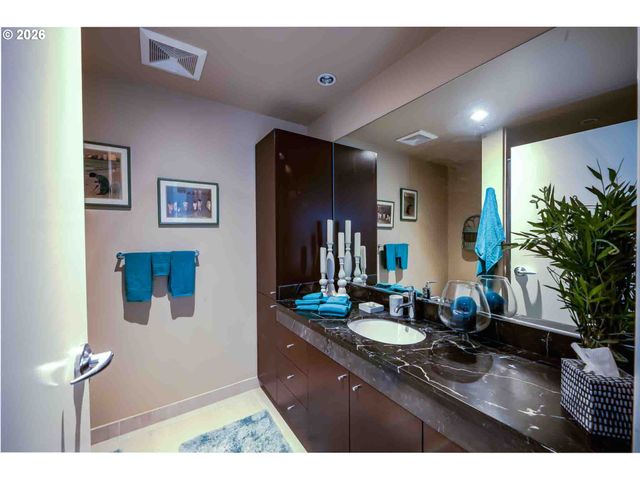 1930 S RIVER Dr W704, Portland, OR 97201