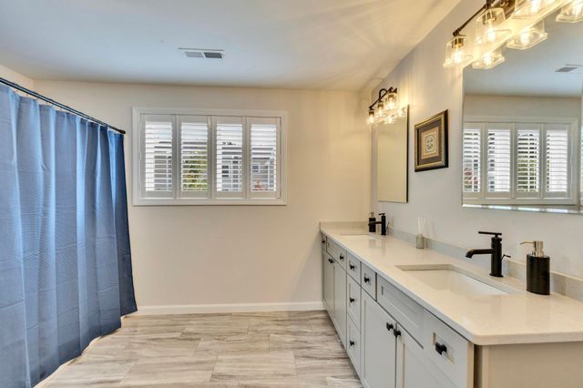 203 Woodview Way Unit 203, Manchester, NH 03102