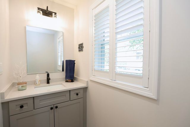 203 Woodview Way Unit 203, Manchester, NH 03102