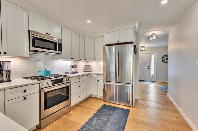 203 Woodview Way Unit 203, Manchester, NH 03102