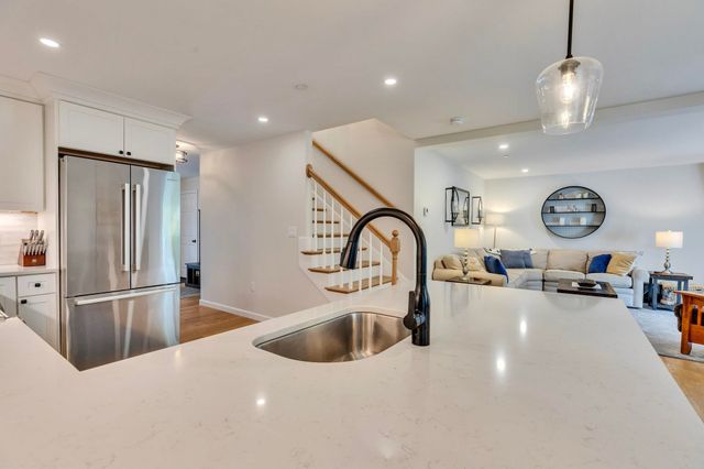 203 Woodview Way Unit 203, Manchester, NH 03102