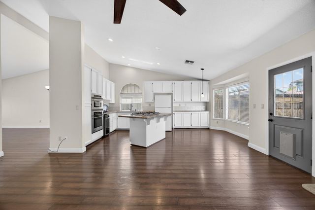5119 Stoneglen Way, Elk Grove, CA 95758