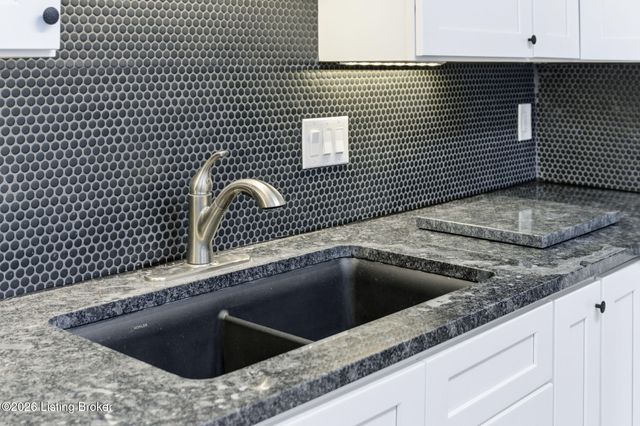 2005 Harrods Landing Dr 2005, Prospect, KY 40059