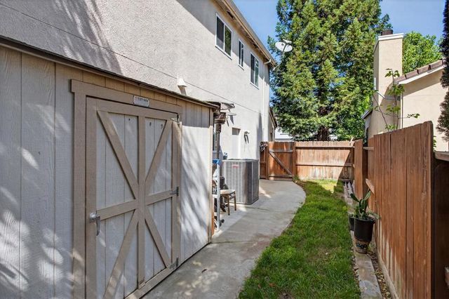 1752 Sierra Brook Court, Manteca, CA 95337