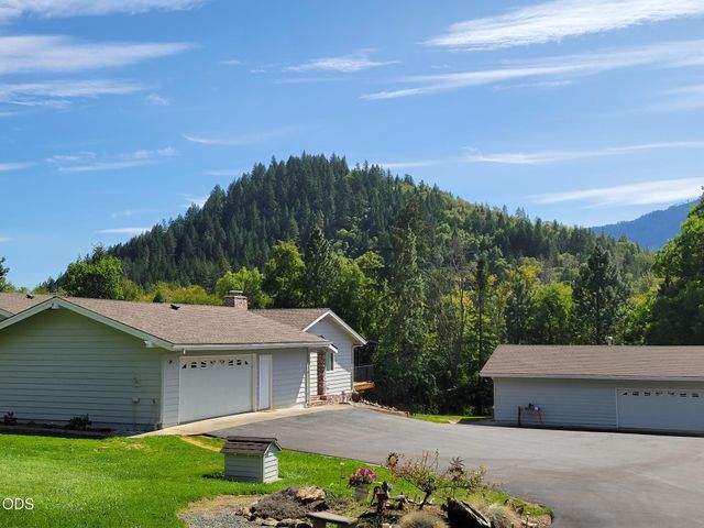 7695 N Applegate Road, Grants Pass, OR 97527