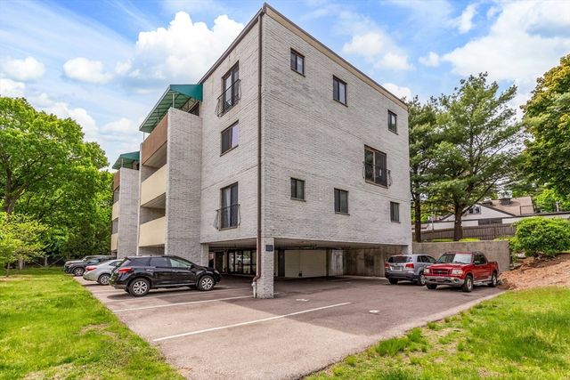 295 W Wyoming Ave 7B, Stoneham, MA 02180
