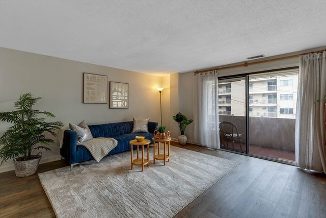 295 W Wyoming Ave 7B, Stoneham, MA 02180