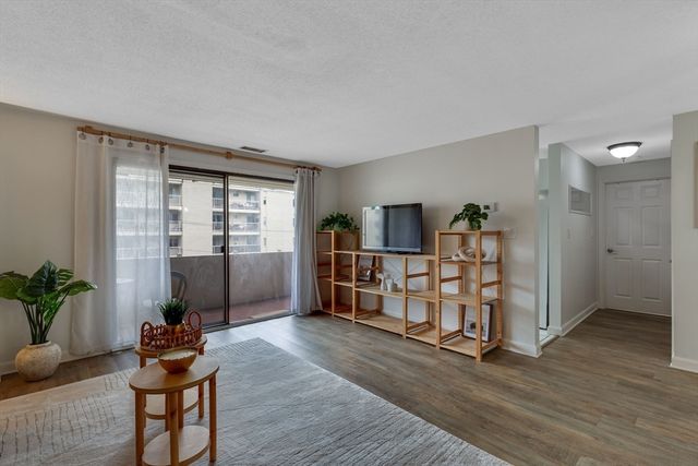 295 W Wyoming Ave 7B, Stoneham, MA 02180