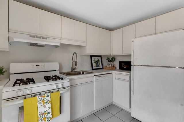 295 W Wyoming Ave 7B, Stoneham, MA 02180
