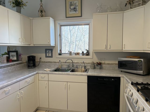 466 44th Ave Court 17, East Moline, IL 61244