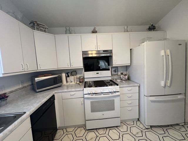 466 44th Ave Court 17, East Moline, IL 61244