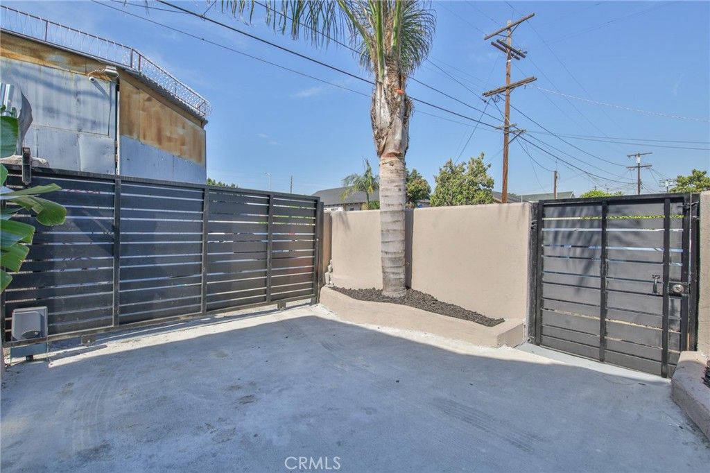 Image 7 of property listing at 1712 E 57th, Los Angeles, CA 90058
