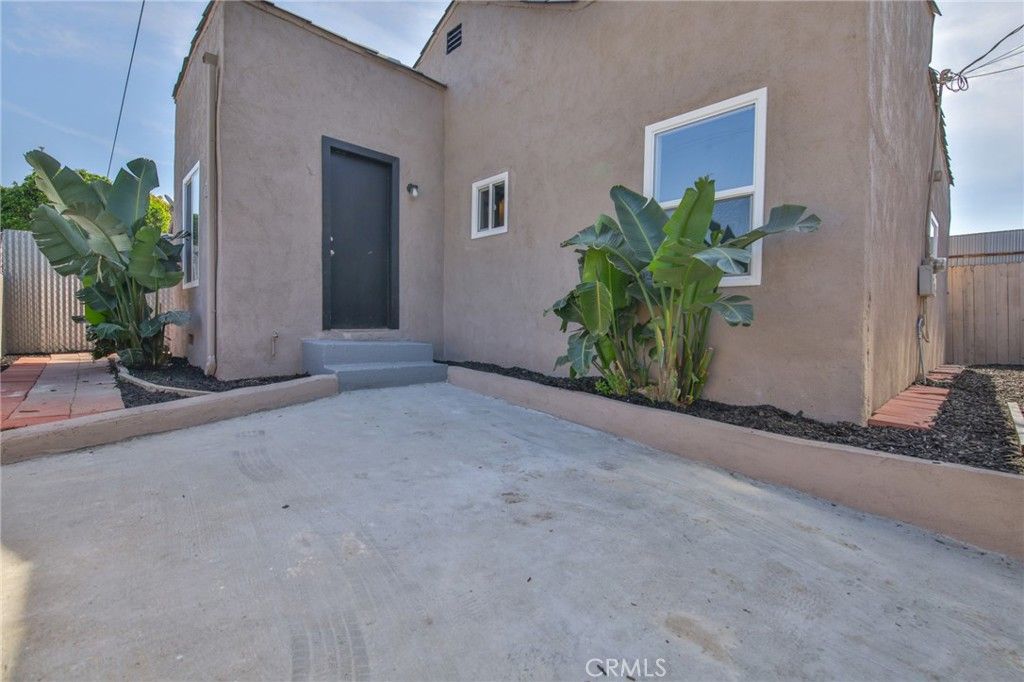 Image 8 of property listing at 1712 E 57th, Los Angeles, CA 90058