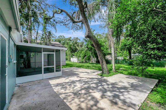 8720 N DEXTER AVENUE, Tampa, FL 33604