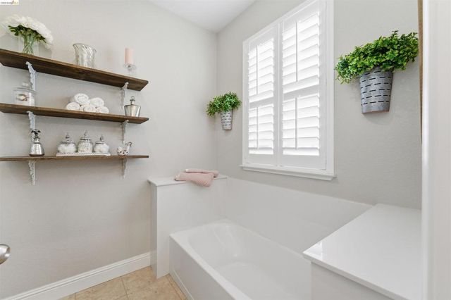 72 Greystone Pl, Pittsburg, CA 94565