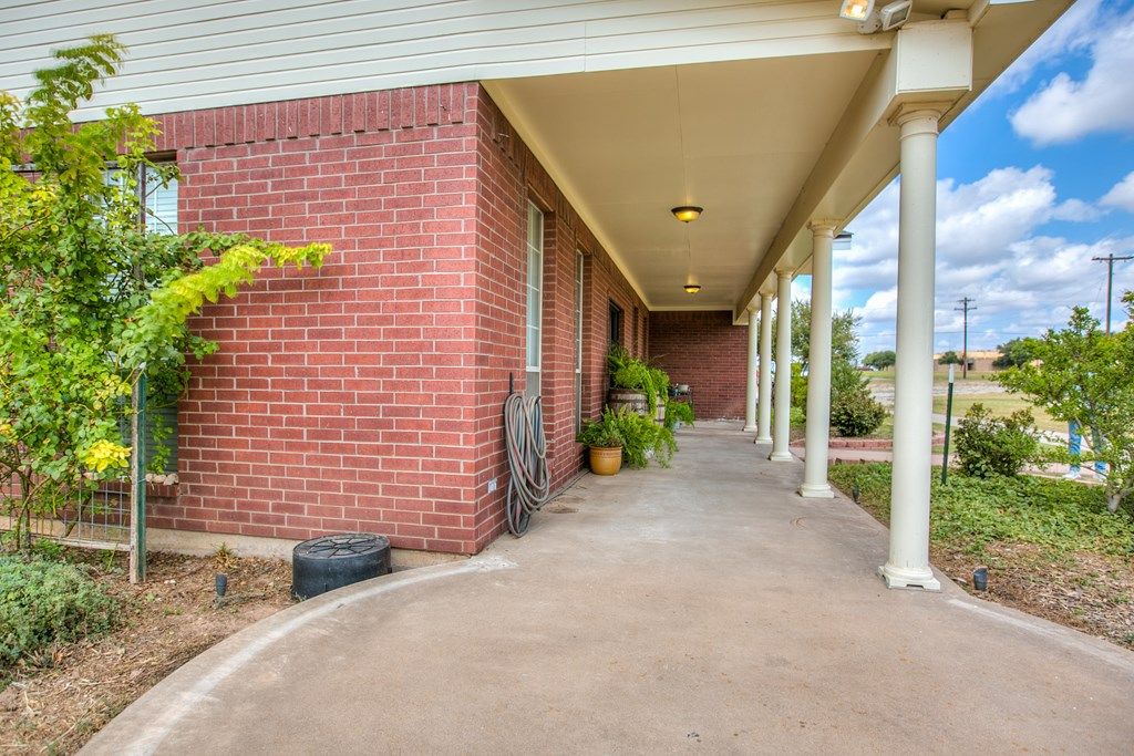 Image 11 of property listing at 2003 N 11th St, Ballinger, TX 76821