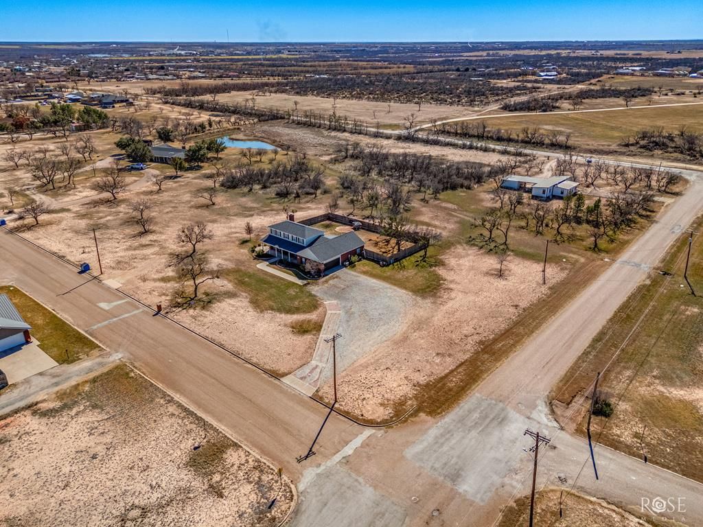 Image 4 of property listing at 2003 N 11th St, Ballinger, TX 76821