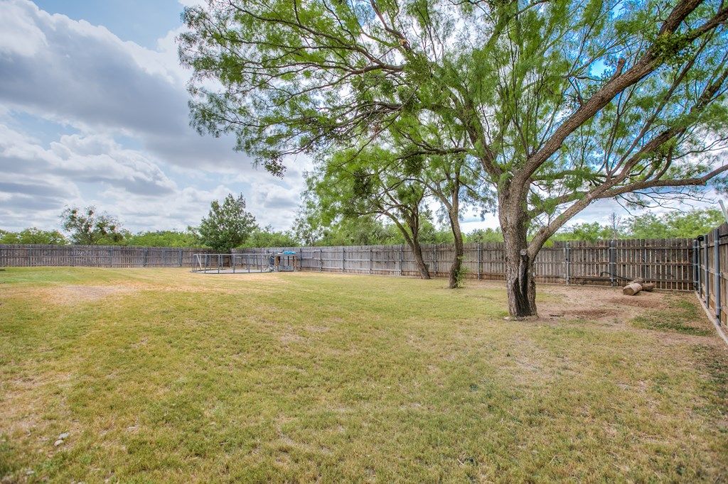 Image 41 of property listing at 2003 N 11th St, Ballinger, TX 76821