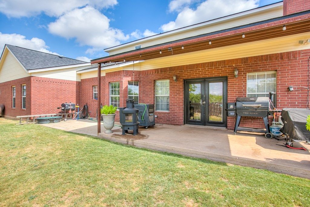 Image 43 of property listing at 2003 N 11th St, Ballinger, TX 76821