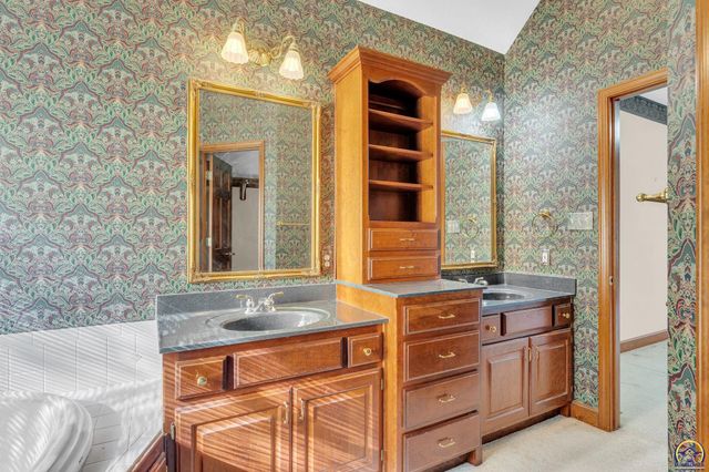 7639 SW 19th ST, Topeka, KS 66615