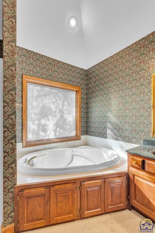 7639 SW 19th ST, Topeka, KS 66615