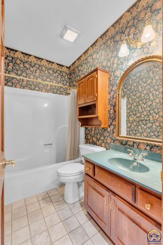 7639 SW 19th ST, Topeka, KS 66615