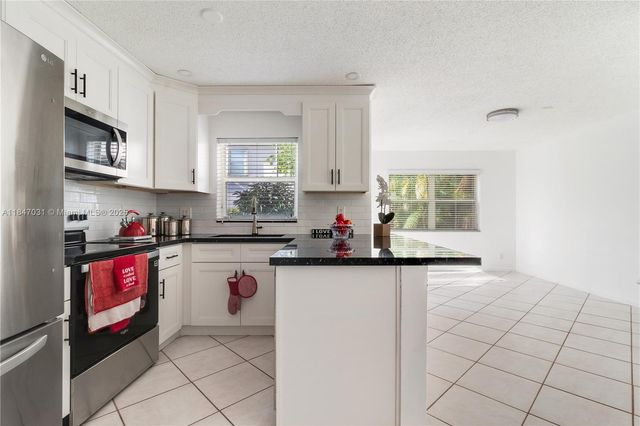 10781 NW 12 Dr, Plantation, FL 33322