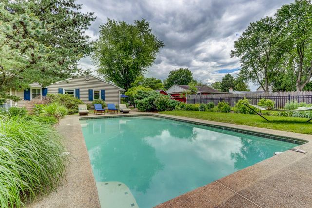 827 MOUNT AIRY RD, Collegeville, PA 19426