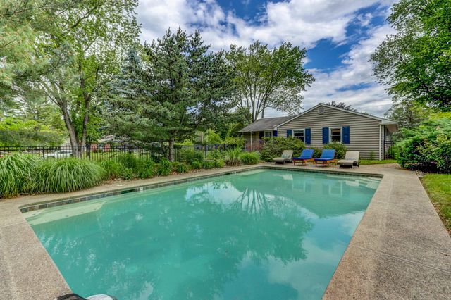 827 MOUNT AIRY RD, Collegeville, PA 19426